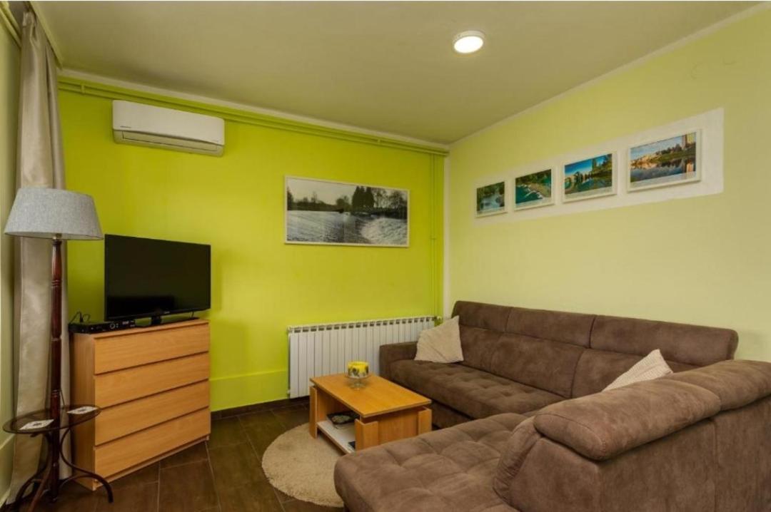 Apartment คาร์โลวัตส์ ภายนอก รูปภาพ