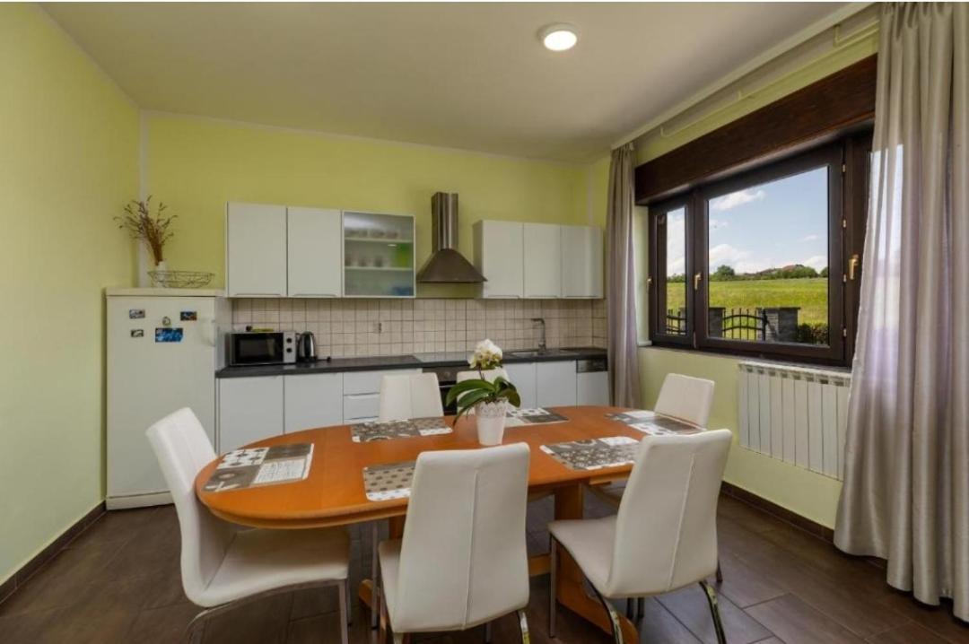 Apartment คาร์โลวัตส์ ภายนอก รูปภาพ