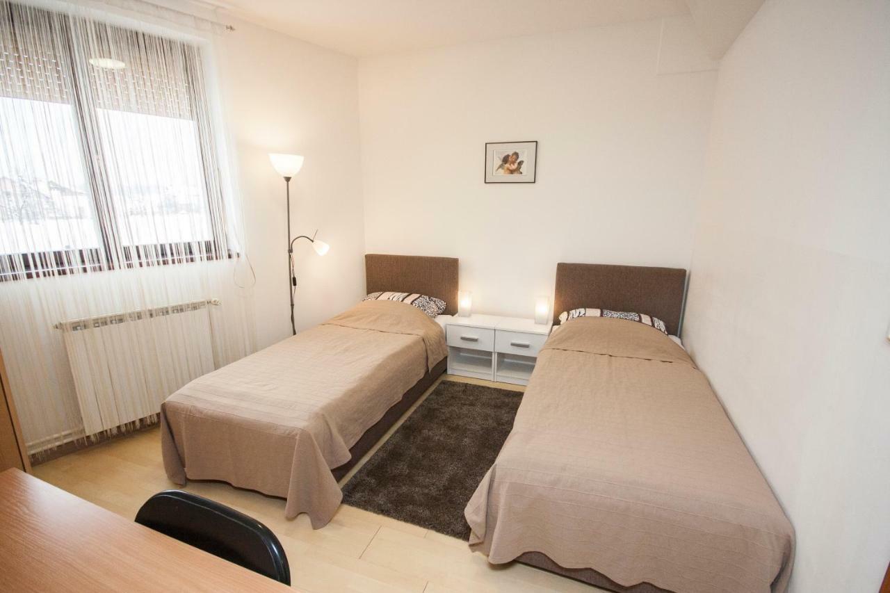 Apartment คาร์โลวัตส์ ภายนอก รูปภาพ